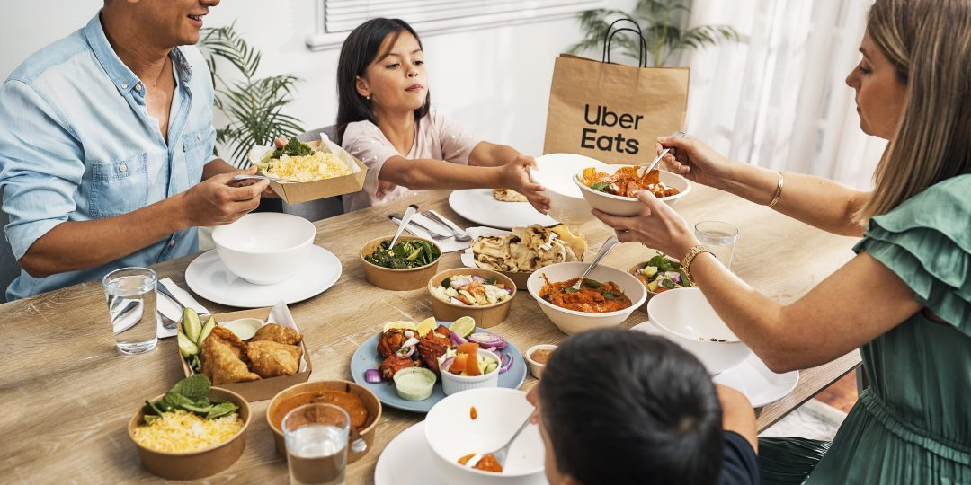 โฆษณา YouTube ปัจจุบันจาก Uber Eats แสดงการจัดส่งอาหารด้วยธีมที่ติดหู